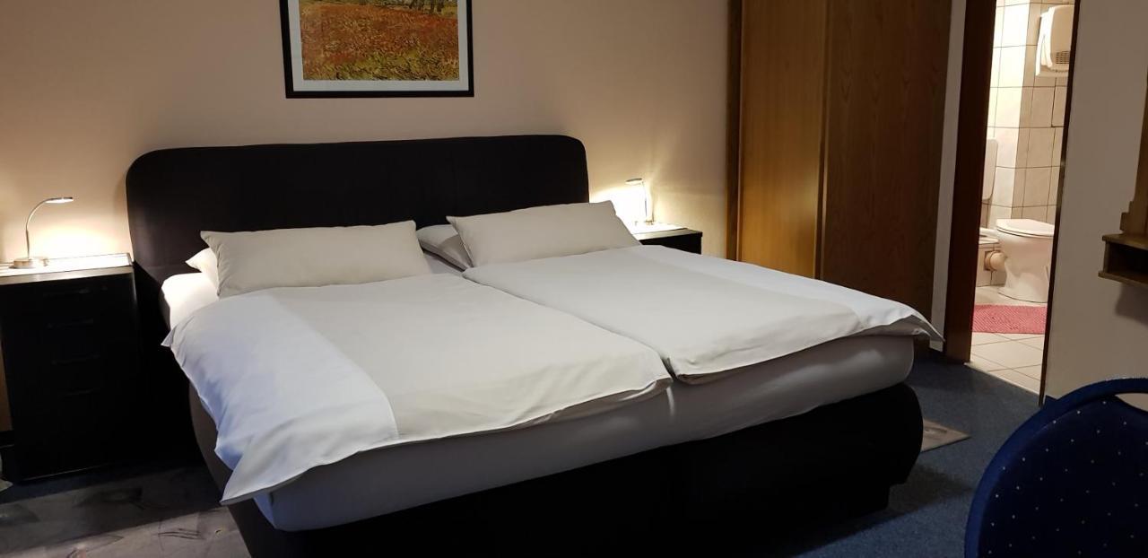 Hotel Garni Julia Linnich Bagian luar foto