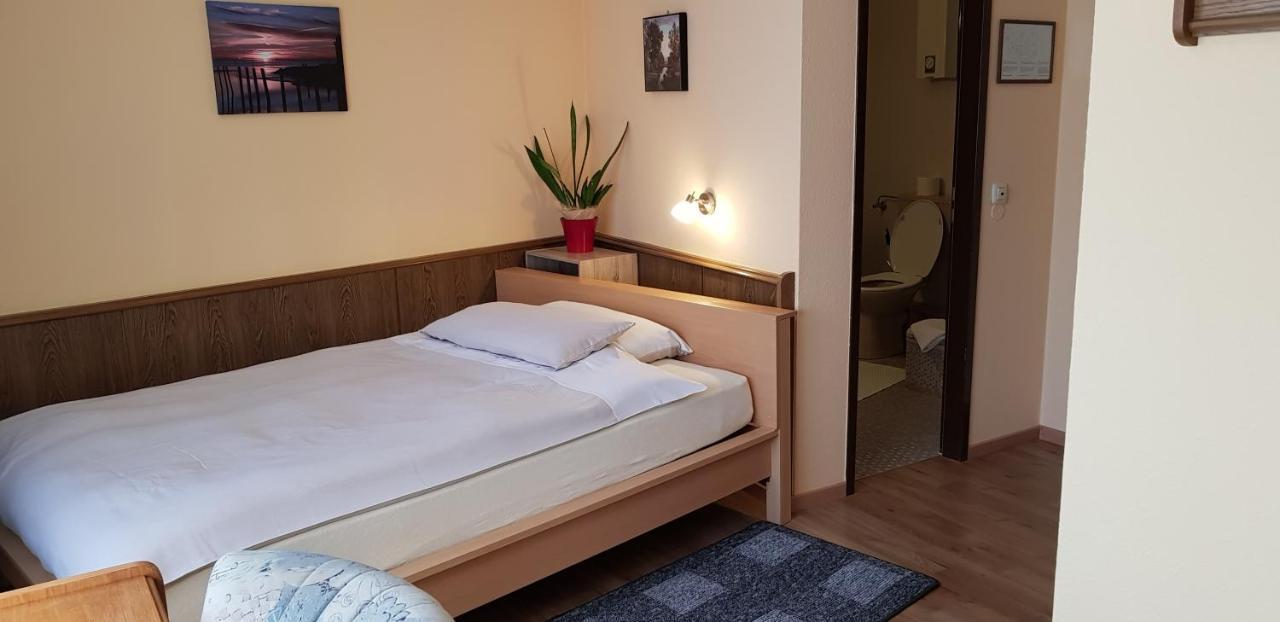Hotel Garni Julia Linnich Bagian luar foto